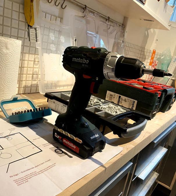 Instalación de cuadros, estanterías, espejos y cortinas.